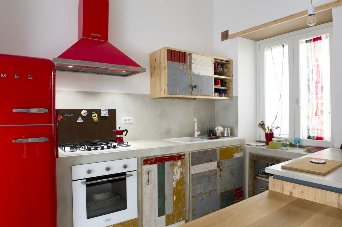 Cucina con penisola in legno e ferro