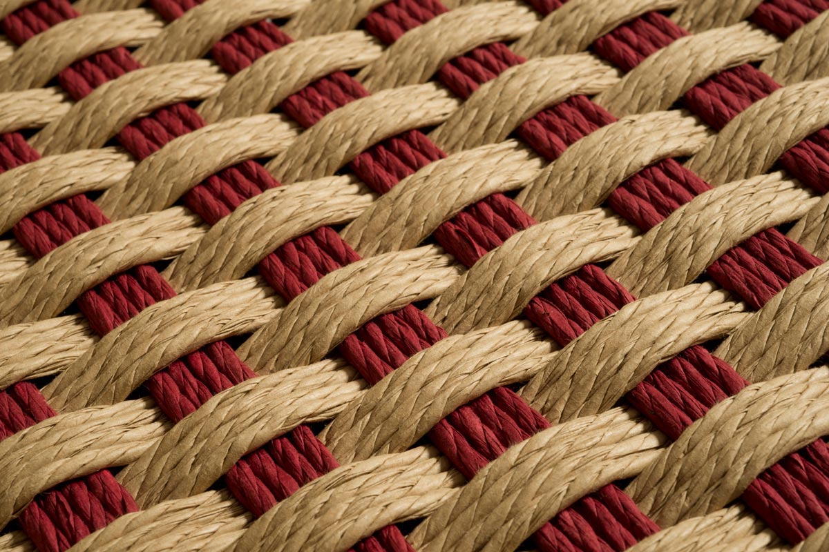 Sedia-Q-Lapavera-(12) Primo piano di una seduta di una sedia in legno con paglia intrecciata a mano color corda e bordeaux