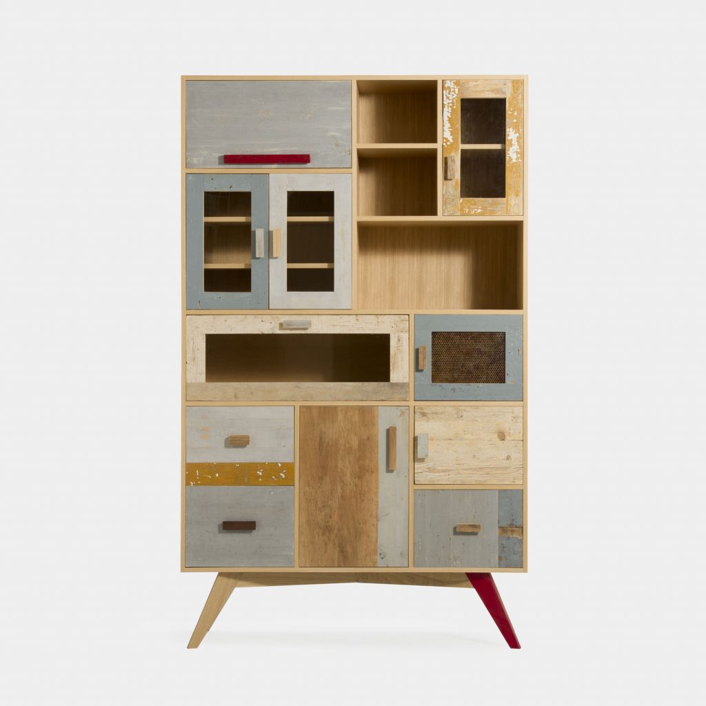credenze con vetrina vintage in legno massello di rovere e sportelli grigi e legno al naturale