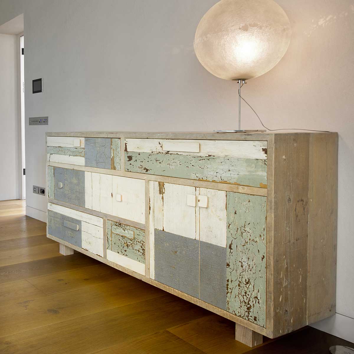 arredamenti design scandinavo, credenza con lampada